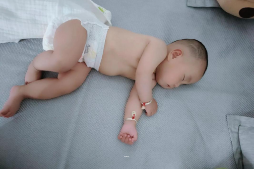 塔城宝宝脚心出汗怎么回事